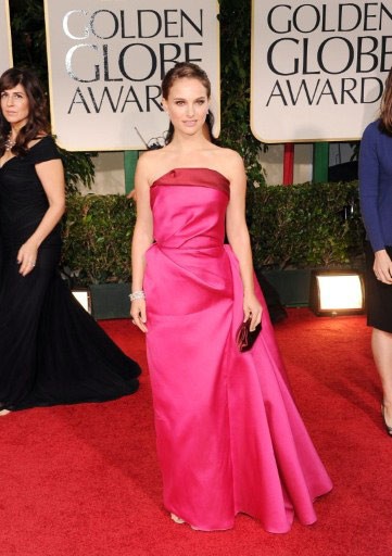 Thiên nga đen Natalie Portman bỗng hóa nàng thiên nga hồng xinh đẹp và vô cùng nổi bật. Tuy nhiên nếu so với chiếc váy theo phong cách nữ thần Hi Lạp cô diện vào lễ trao giải Oscar năm ngoái thì bộ đầm này rõ ràng kém lộng lẫy hơn.